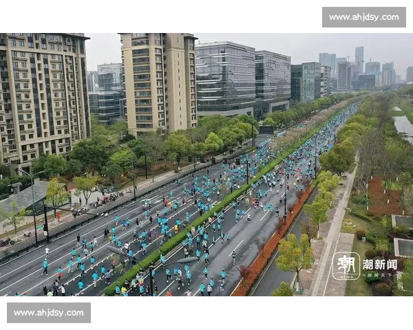 首届环洪湖马拉松开跑:7000 选手绘就生态画卷