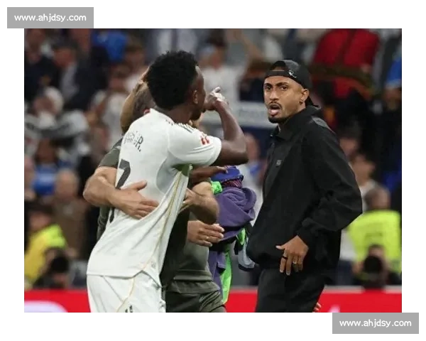 巴萨 9000 万巨星显担当！皇马老乡动怒，他挺身护住亚马尔